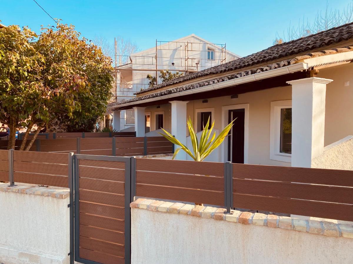 Louvros Luxury Suites Dassia  Exterior foto